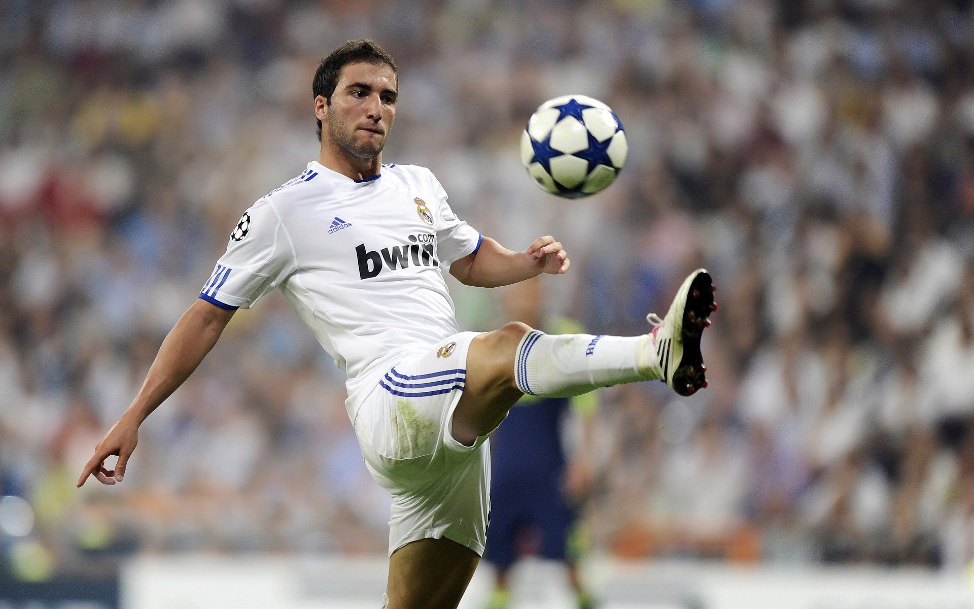 莱万多夫斯基连续二十场比赛得分超过领先优势明显，RNG不断突破！赢得满堂喝彩