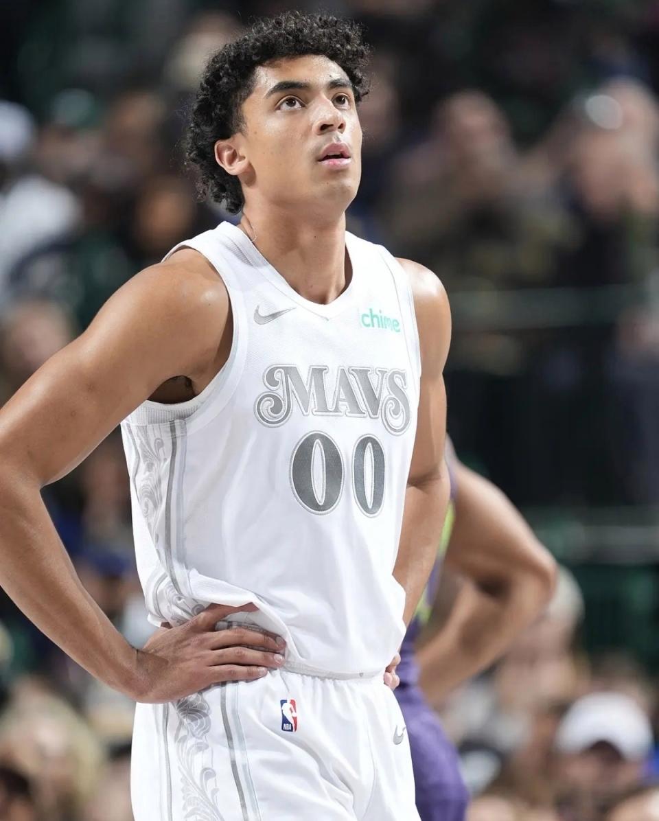 浓眉复出首秀出彩，洛杉矶快船主场险胜广东男篮，豪取13连胜的简单介绍